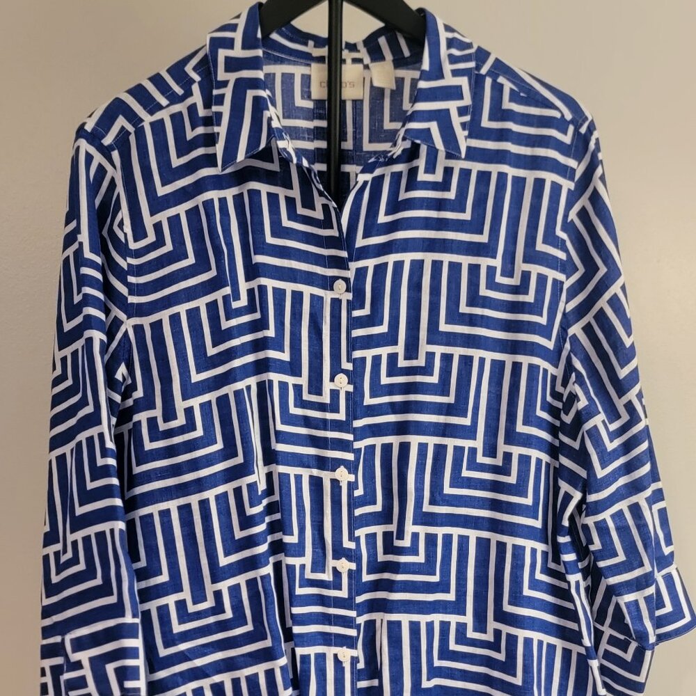 Chicos Size 3 Beautiful Blue and White Geometric Blouse